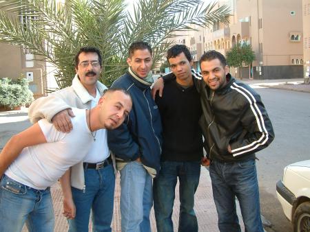 hna wald khalti jalal li labs tjakita blkhal !!